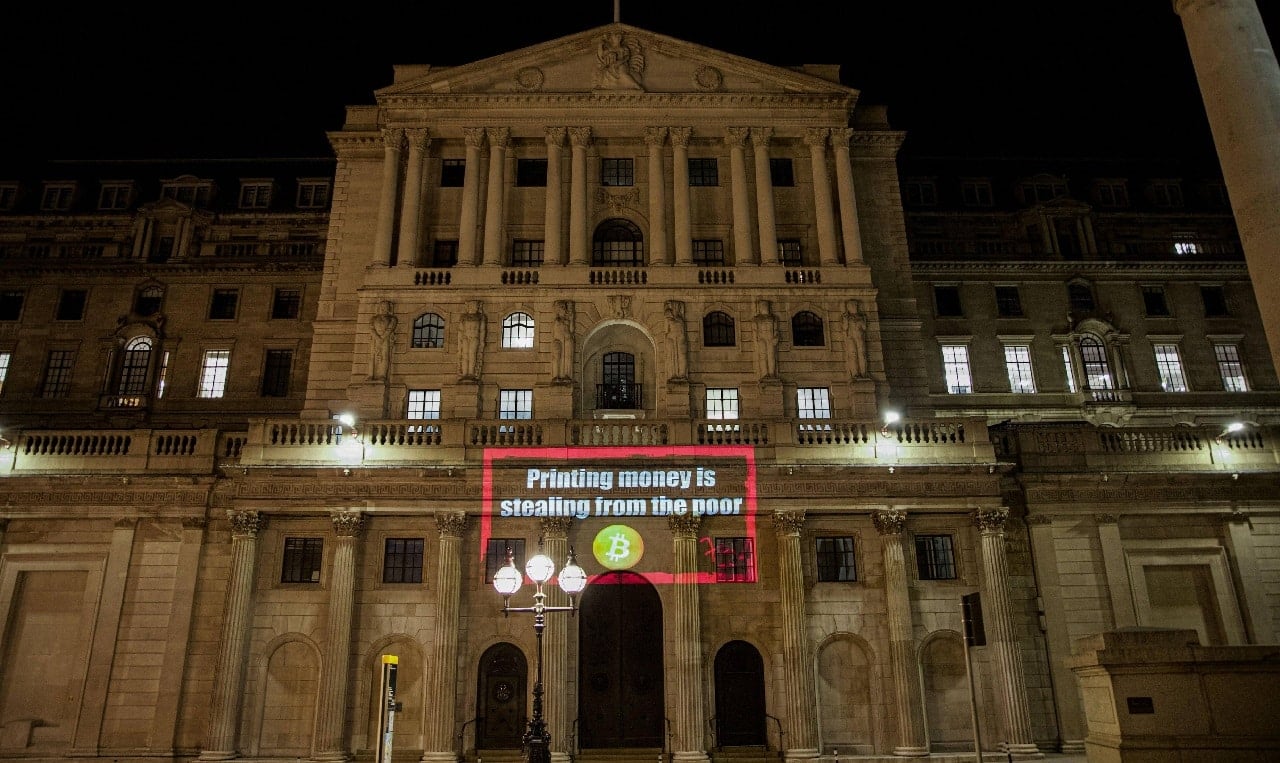 Bank Anglii „niechętnie”, ale wprowadzi CBDC. Byle zapobiec adopcji kryptowalut