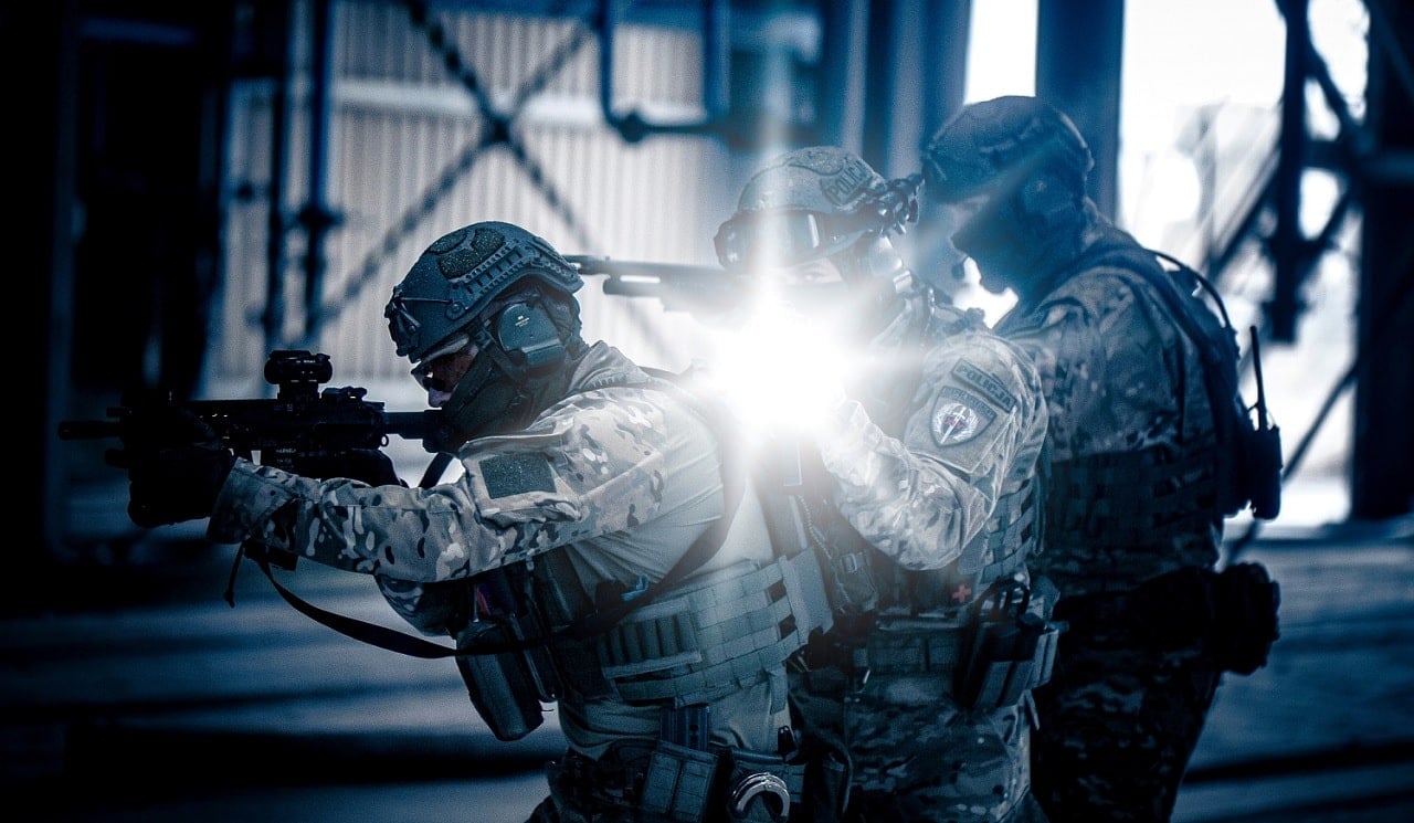 Policja w siedzibie Cinkciarz.pl, firma wini francuski bank i grozi pozwem