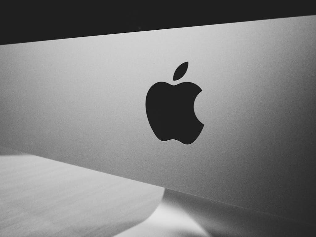 Warren Buffett popełnił błąd? Sprzedał wielkie pakiety akcji, które wciąż drożeją