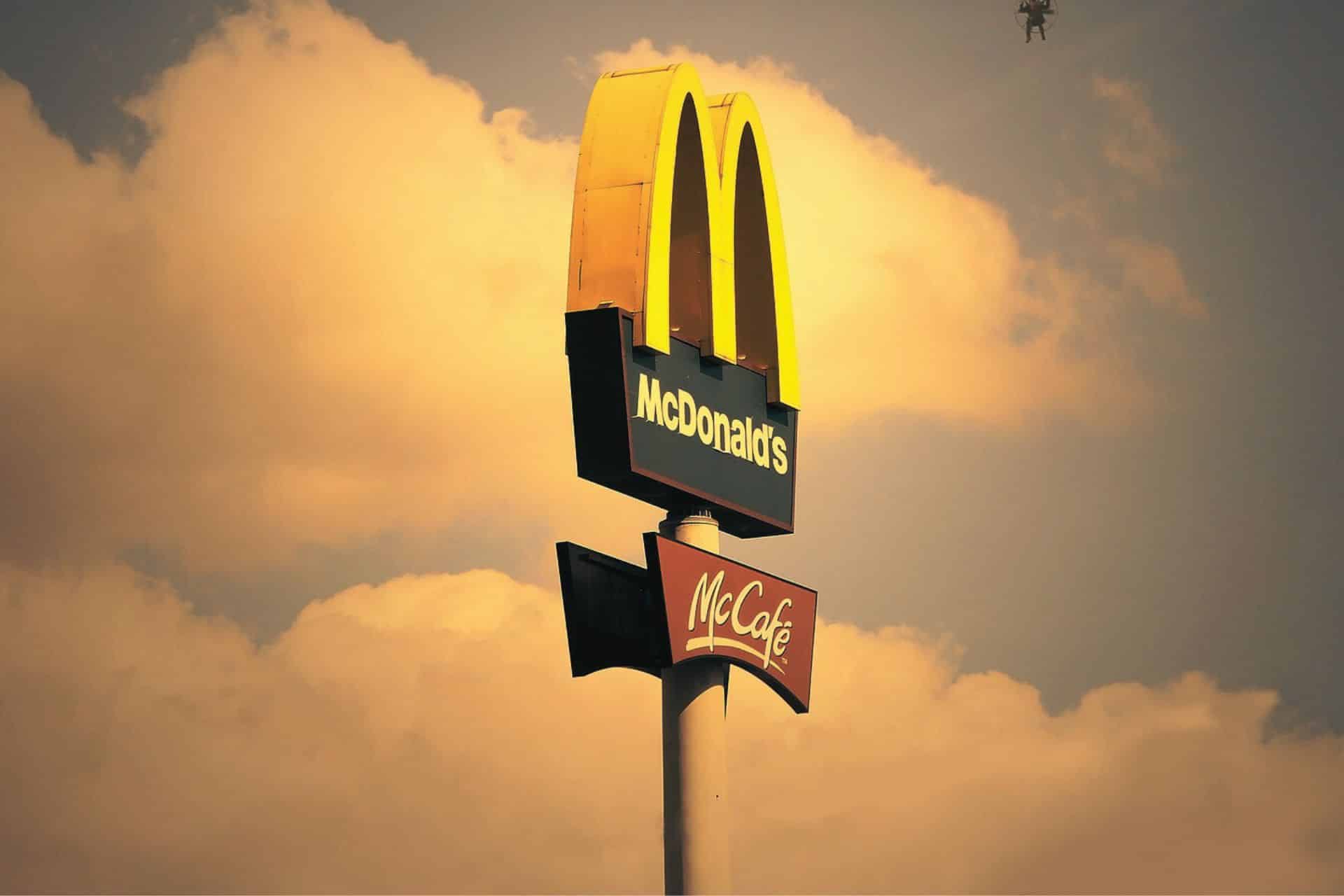 „I’m not loving it” (anymore). McDonald’s wycofuje się z preferencji rasowych, politycznych