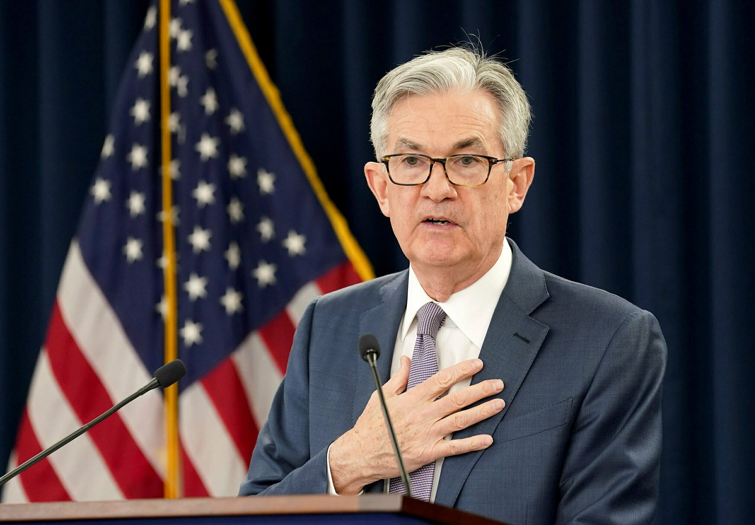 Powell z Fed uspokoił Wall Street. Indeksy w górę, kryptowaluty w dół. Co się dzieje?