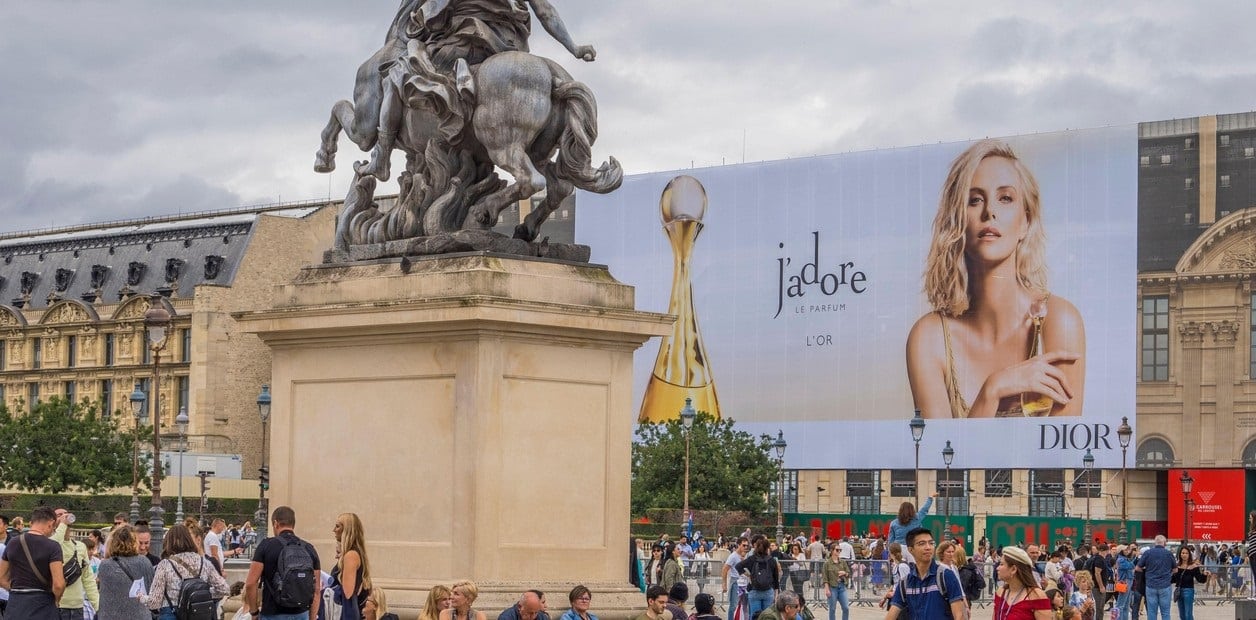 Reklamy szpecące zabytki – do kosza. Projekt zmian w prawie i polityczna zadyma w kraju słynącym z antyków