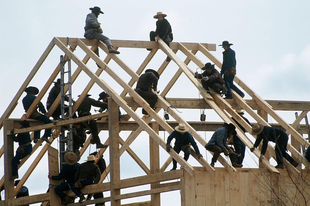 Domy Amiszów zamknięte, a ofiary katastrofy wyrzucone na zewnątrz, bo „kodeks budowalny”