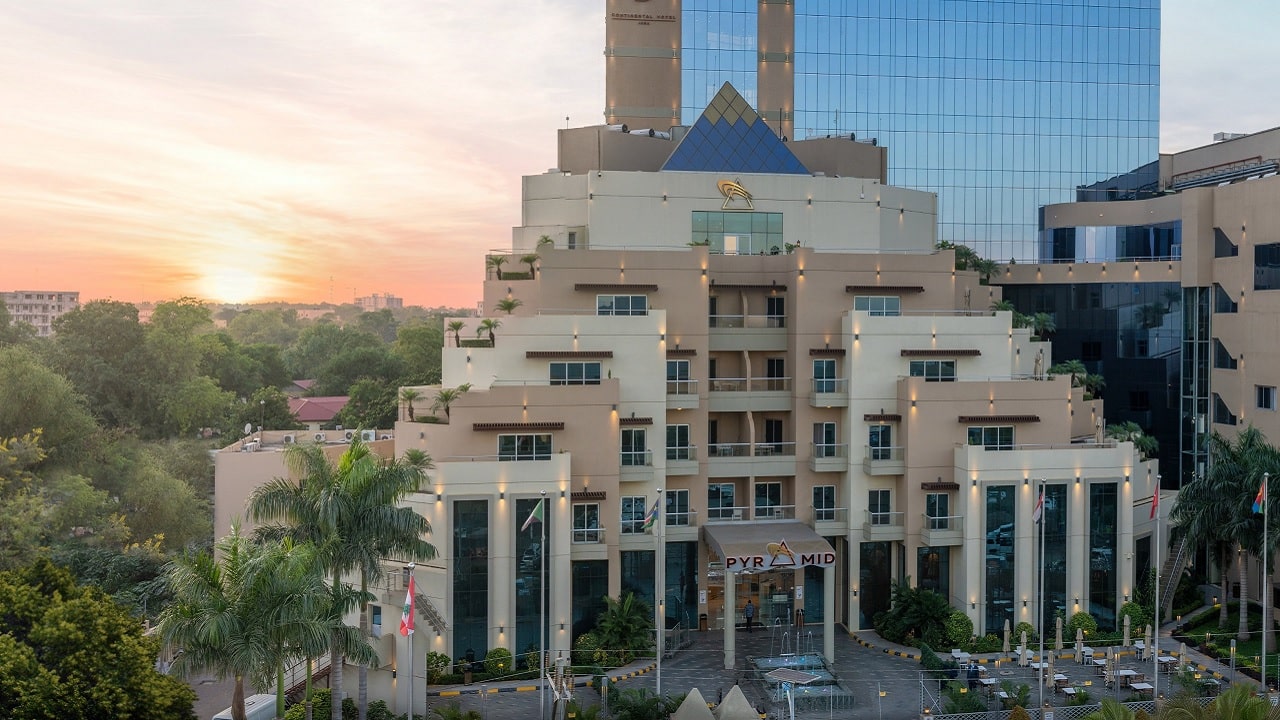 Zaległe rachunki za hotele wielkości 1/20 narodowego budżetu (!). Hotelarze pozywają rząd