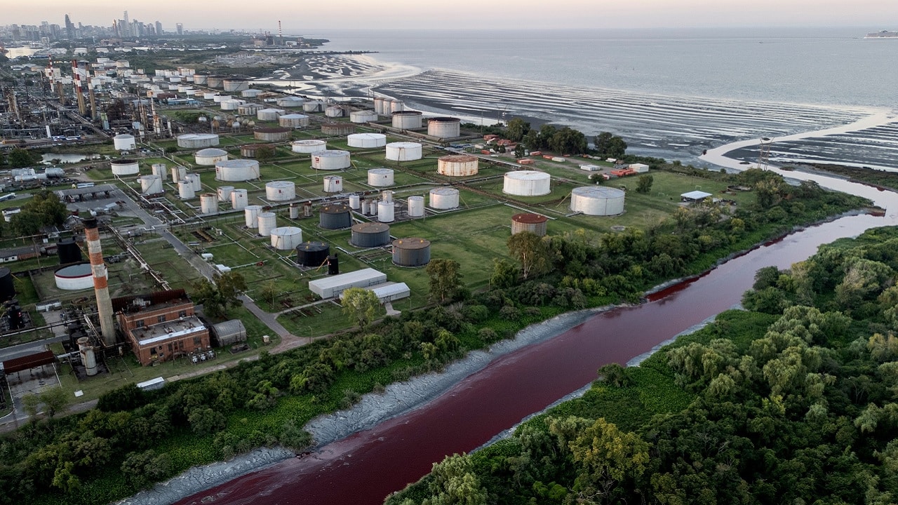 Cała rzeka na czerwono. Toksyczny wyciek na ogromną skalę