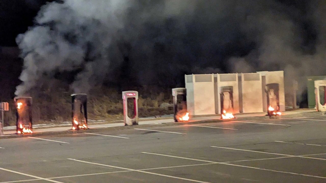 Tesla pod bombami, ostrzałem. Seria ataków, Trump zapowiada zarzuty terrorystyczne