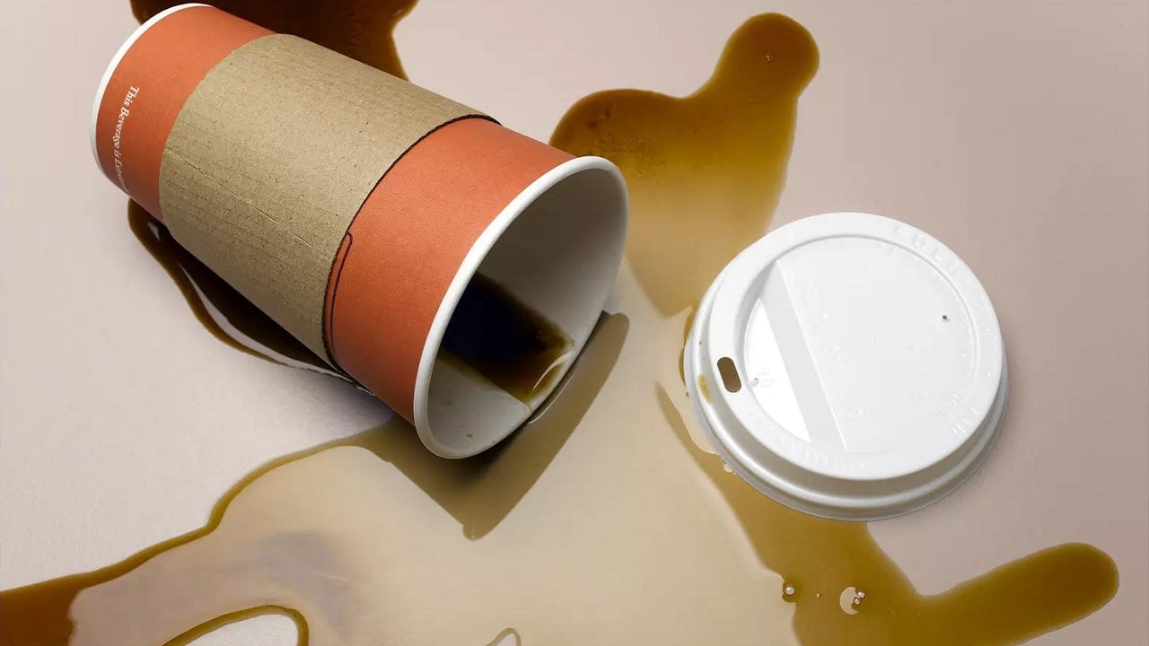 Kierowca dostanie 50 mln za oblanie „klejnotów” kawą