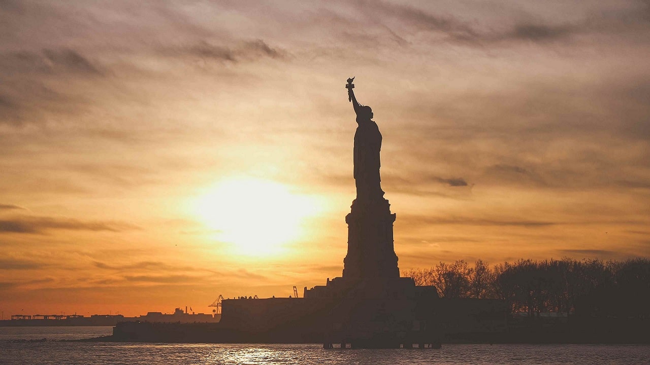 Fala złota płynąca do USA nagle zatrzymana. Powodem cła – mimo faktu, iż te metali nie objęły