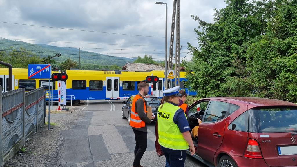 W trosce o bezpieczeństwo na przejazdach kolejowo-drogowych. Wspólna akcja Kolei Śląskich i policji