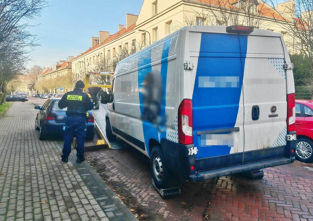 Tychy: Furgonetka blokowała przejazd, więc została przez straż miejską zholowana