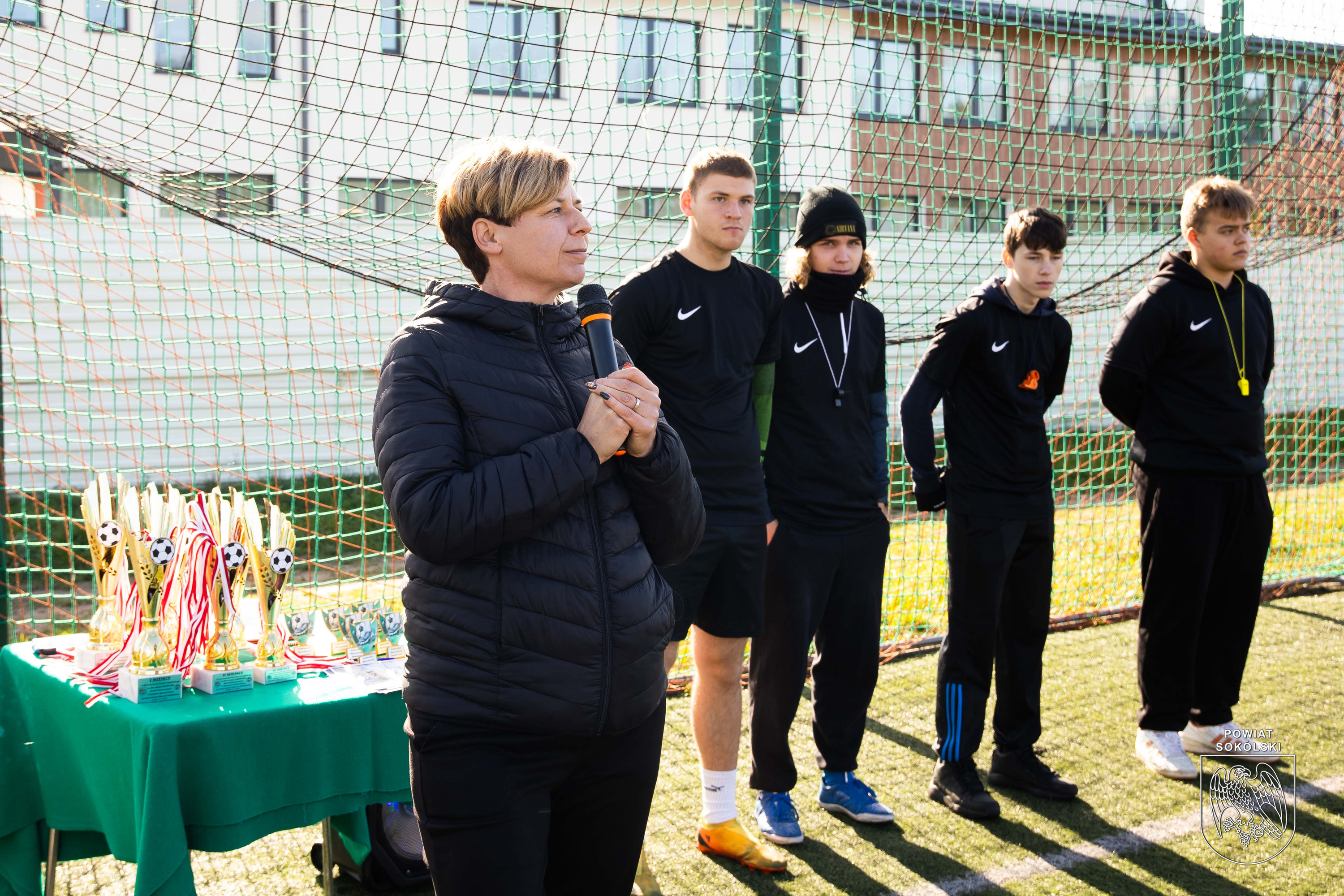 Zawodniczki z Janowa i piłkarze z Dąbrowy Białostockiej zdobyli tytuł najlepszych drużyn w powiecie sokólskim w piłce nożnej szkół podstawowych.