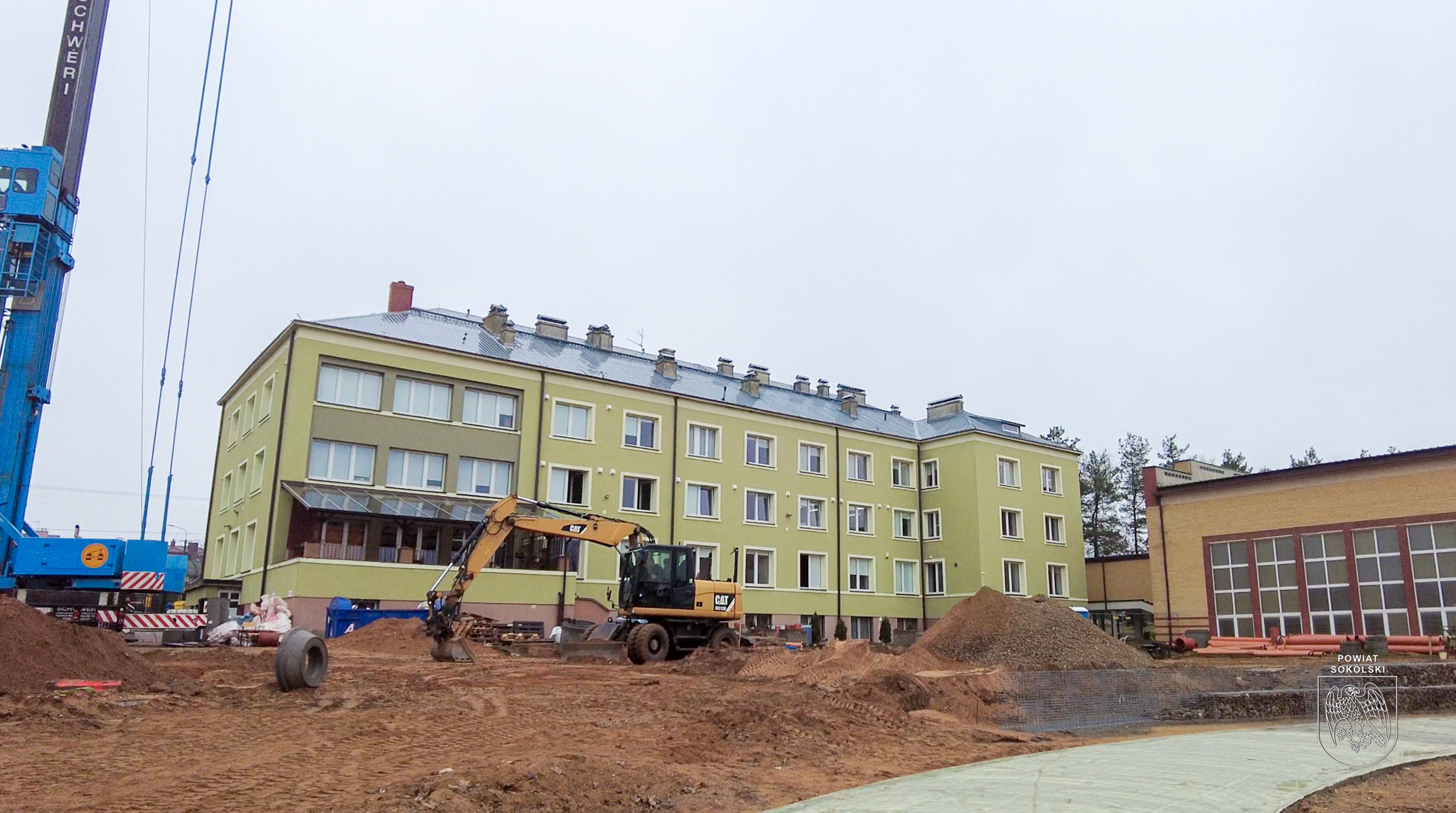 Stanęły konstrukcje zadaszenia łukowego nowej hali przy Zespole Szkół Rolniczych w Sokółce.