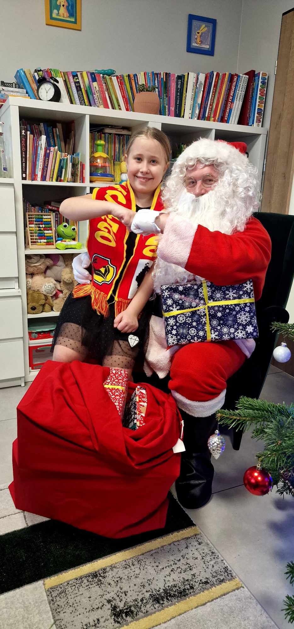 Kibice tegorocznego Mistrza Polski w piłce nożnej obdarowali prezentami dzieci z Iskierki, Promyka i Perełki.