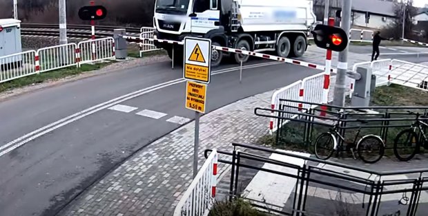 Co zrobić, gdy utkniemy na przejeździe kolejowym? „Trzeba walić w te rogatki”