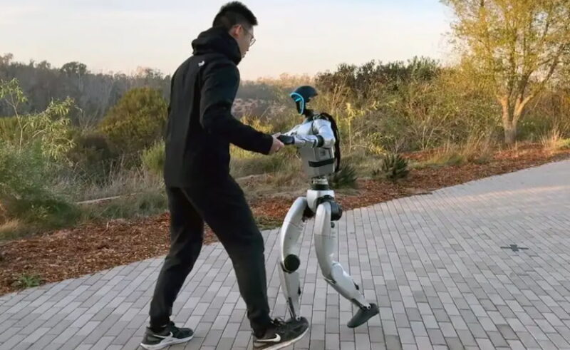 Robot uczy się tańczyć walca naśladując ruchy ludzi