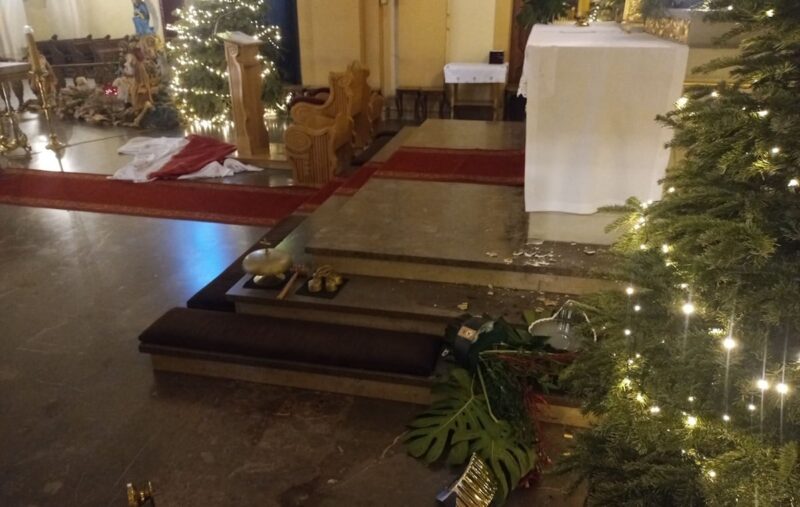 Kolejny atak na kościół! Kobieta podpaliła Biblię w szopce