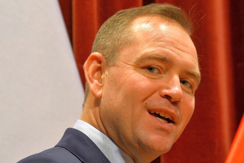 „Statek miłości” Karola Nawrockiego. Kandydatowi PiS szykuje się ciężki poniedziałek