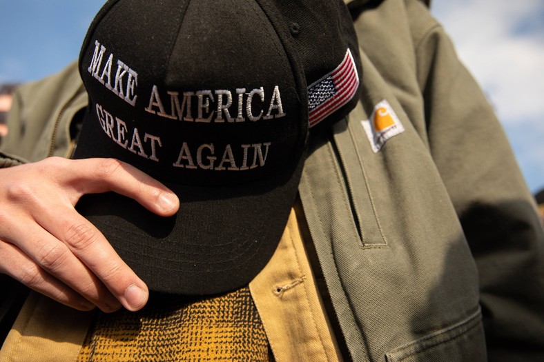 „America First”. Donald Trump zawiesza pomoc dla Ukrainy. Konsekwencje mogą być katastrofalne
