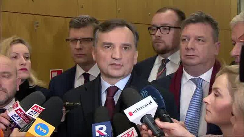 Mężczyzna nadział się na płot. Pilna akcja służb