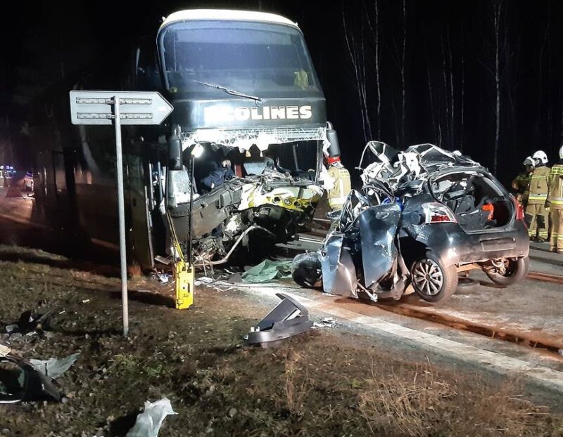 Auto wbiło się pod autobus. Śmiertelny wypadek na Podlasiu