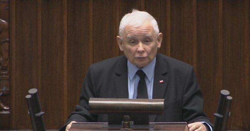 Jarosław Kaczyński na mównicy. Chciał „maleńkiej zmiany”