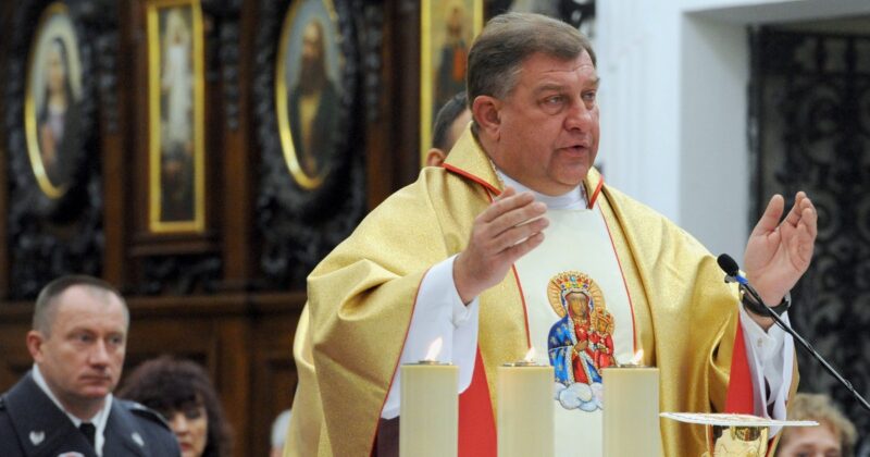 Nieprawidłowości przy przetargu dla WOT. CBA zatrzymało znanego księdza