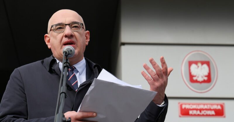 Prokurator Ostrowski chce przesłuchać prezydenta i premiera. „Liczę, iż się stawią”