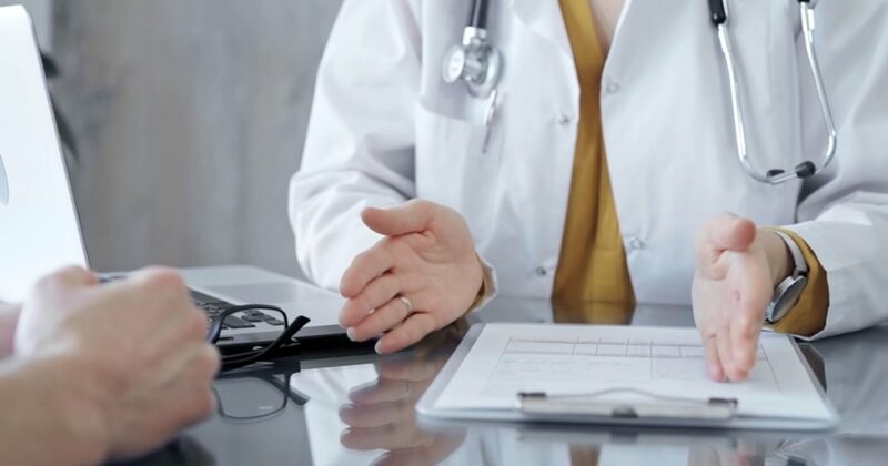 Skończył gimnazjum i udawał lekarza. Ofiara zabrała głos. „Żerował na ludzkim zdrowiu”