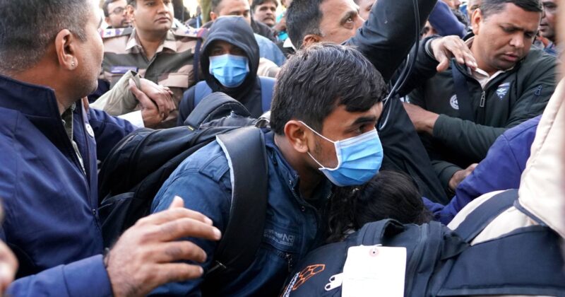 Indyjscy migranci o szczegółach deportacji. „Trzymali nas w kajdankach”