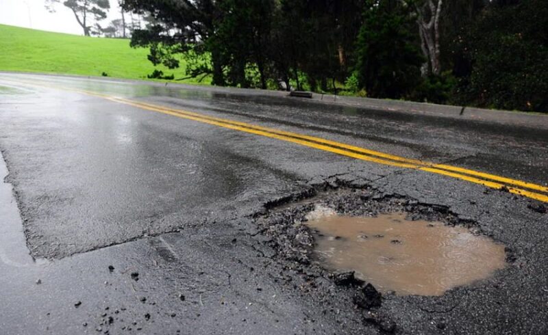 Koniec z dziurawymi drogami. Naukowcy opracowali samonaprawiającą się nawierzchnię