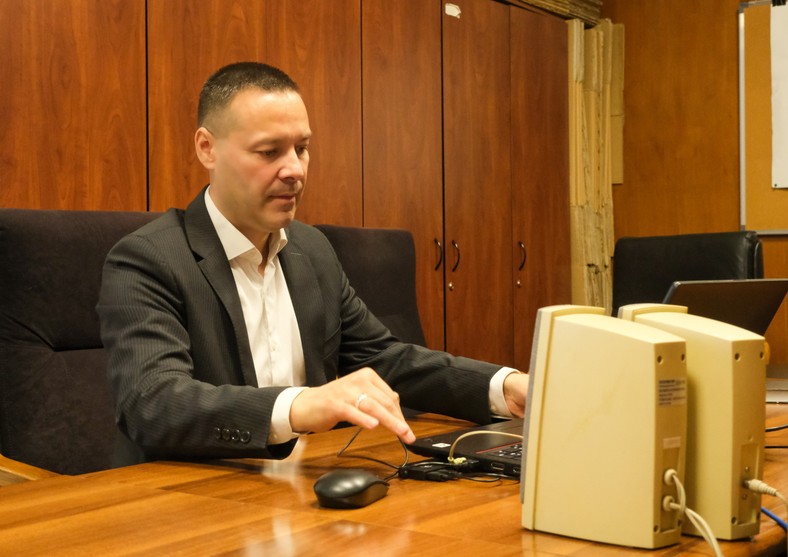 „Dźgnął ją nożem, potem patrzył, jak dusi się własną krwią”. Serbia walczy z kobietobójstwem