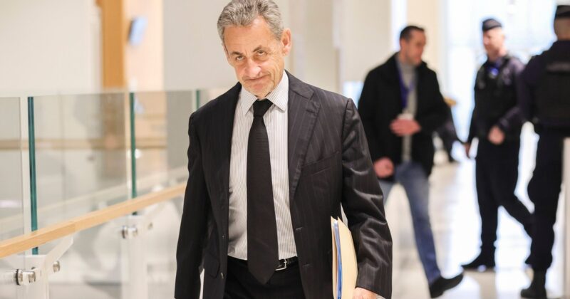 Były prezydent Francji nosi bransoletkę elektroniczną. „Nadal kwestionuje słuszność wyroku”