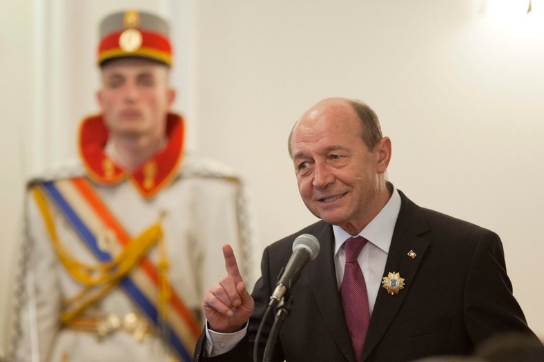 Отставка президента Румынии «не имеет ничего общего с честью» «Его ничего не волновало. Только путешествия, гольф и отдых"