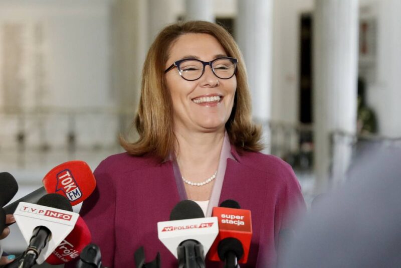 „Złote spadochrony” PiS przez cały czas sprawne. W ogóle nie dziwią mnie kpiny z nowej posady Mazurek