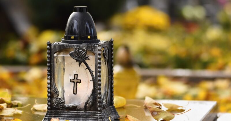 Ktoś bezcześcił grób ich córki. Założyli ukrytą kamerę. „Śmiali się”