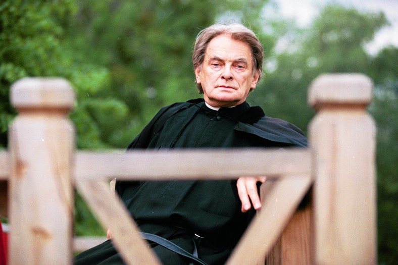 Aktor miał być molestowany przez znanego księdza ze „Złotopolskich”. Po latach ujawnia szczegóły