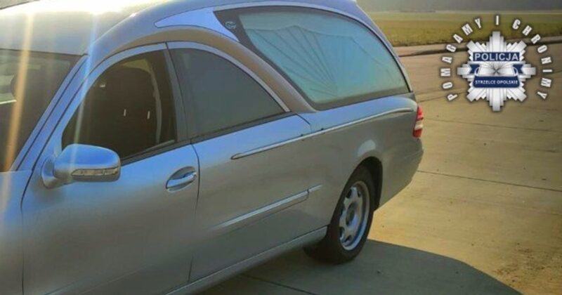 Kierowca karawanu jeździł po drodze zygzakiem. Tłumaczył się jabłkami