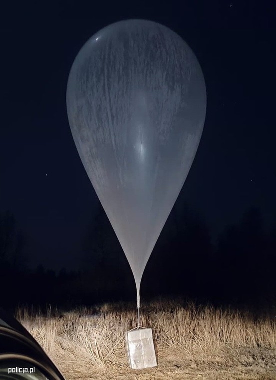 Przy granicy spadł balon. Obok stał mężczyzna. „Przyjechałem kupić samochód”