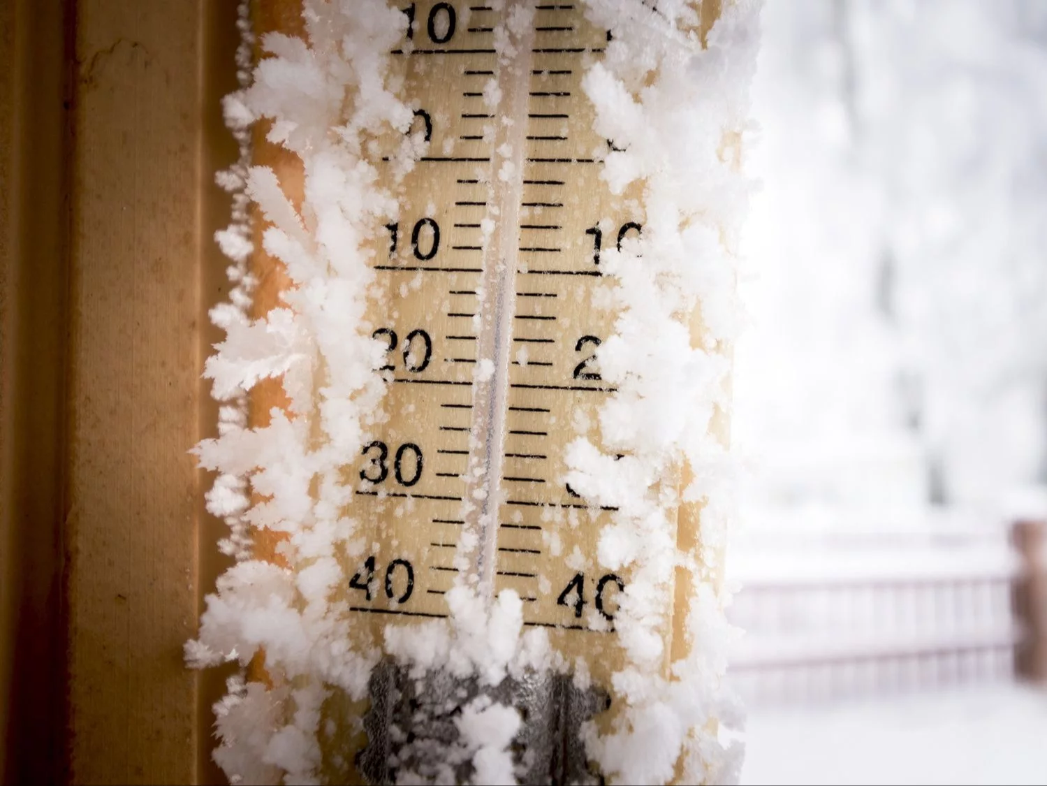 IMGW ostrzega. Zima uderza w Polskę z pełną mocą. Mróz choćby do -19°C