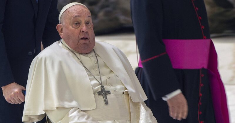 Stan zdrowia papieża pozwala na „większy optymizm”. Jest odpowiedź z Watykanu