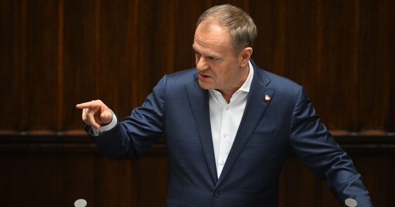 Donald Tusk zwrócił się do posłów PiS. „Gdy na was patrzę, to przypomina mi się jedna z książek”