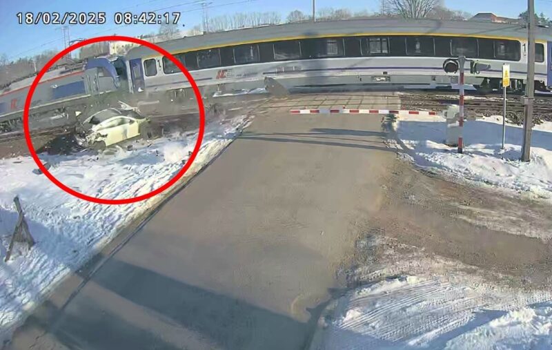 Wjechał w bok pociągu! PKP: Kolejny „mistrz kierownicy”