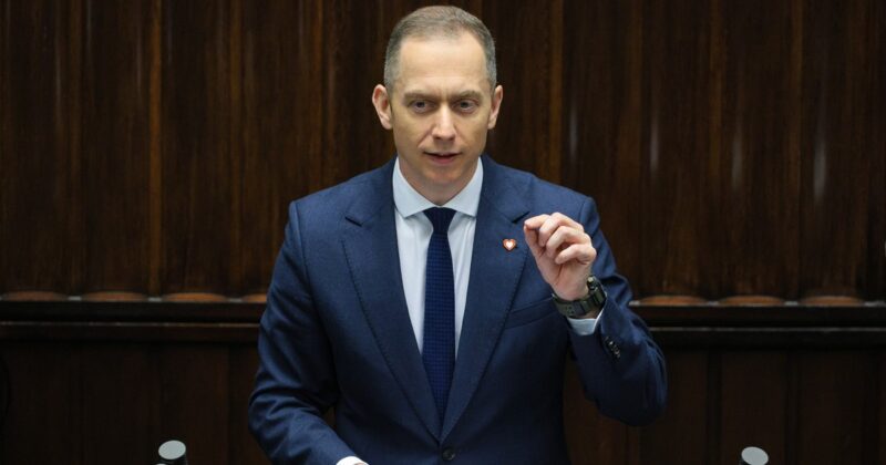 Mariusz Błaszczak ujawnił fragmenty planu „Warta”. Cezary Tomczyk grzmi: zdradził żołnierzy