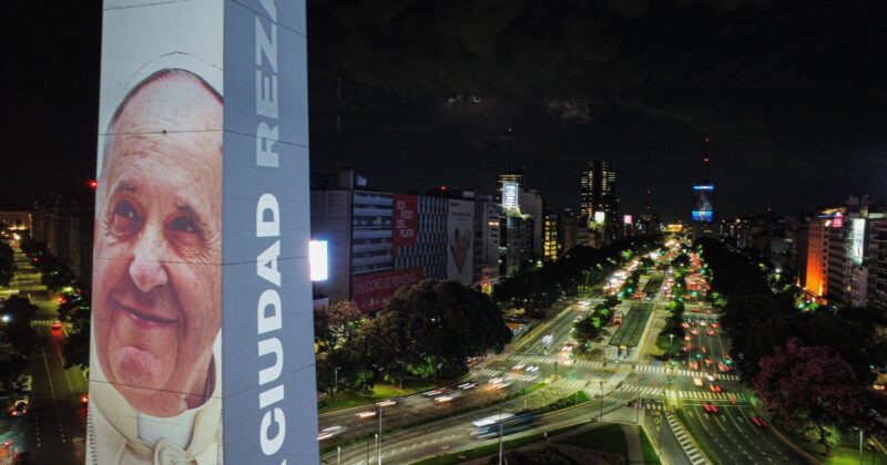 Latynosi zbiorowo modlą się za zdrowie papieża. „Mówi w naszym języku”