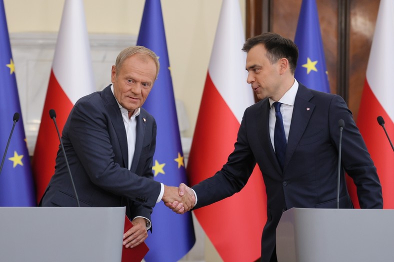 „Stan Wyjątkowy”. Kryzys w kampanii Nawrockiego. Tusk wyrzuca szefową CBA. A Kaczyński został luksusowym pacjentem NN