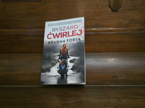 Ćwirlej jak zawsze dobry – recenzja „Brudnej forsy”