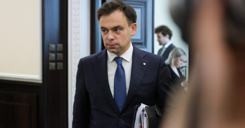 Pieniądze dla PiS. Minister finansów zabrał głos