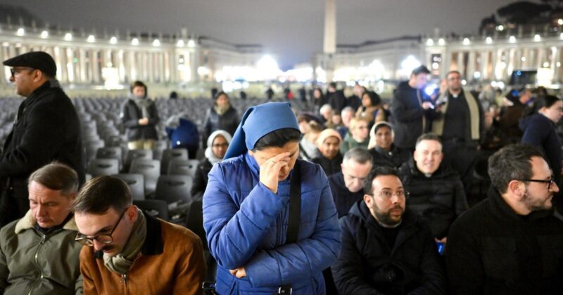 Na placu Św. Piotra w Watykanie modlą się o zdrowie papieża Franciszka