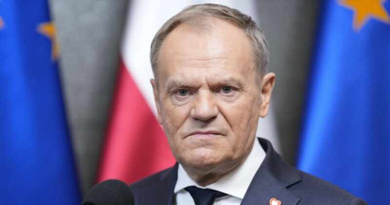 Donald Tusk pokazał się o kulach. „Na zwolnienie nie pójdę”