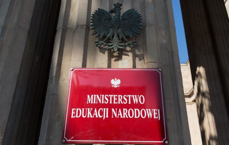 Pikieta przed MEN! KROPS: „Żądamy pozostawienia WDŻ”